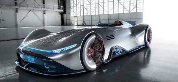 EQ Silver Arrow, флагман със 750 конски сили под капака на електромобилното семейство на германците, е вдъхновен от опростените високоскоростни рекордьори на Mercedes от 30-те години на миналия век. Зашеметяващата едноместна кола с дължина 5300 мм, представена на изложението Pebble Beach Concours d'Elegance, е знак на почит към 80-годишния W125 Rekordwagen, прототип с форма на сълза, задвижван от 5,6-литров V12 бензинов двигател със 735 к.с., който поставя пред публика рекорд за сухоземна скорост от 433 км/ч в Германия през 1938 г.
Идеята също така служи като предварителен преглед на настоящите стилистични и аеродинамични подобрения на германския автомобилен производител, както и бъдещите варианти на семейството EQ.
